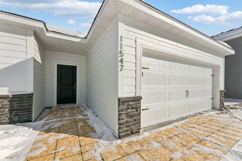 Exterior & garage